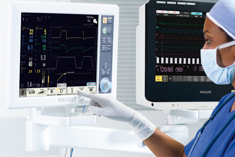 Nurse working with Flow-i Nurse working with Flow-i