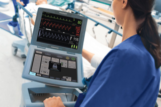 Nurse monitoring cardiogenic shock patient with Cardiosave technology, Getinge