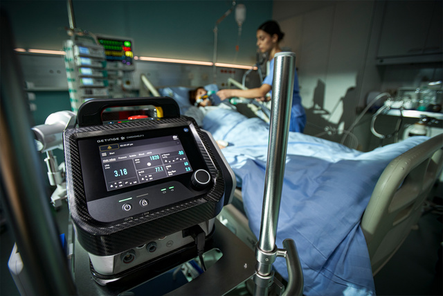 Cardiohelp II Extracorporeal Life Support in hospital room with nurse and patient
