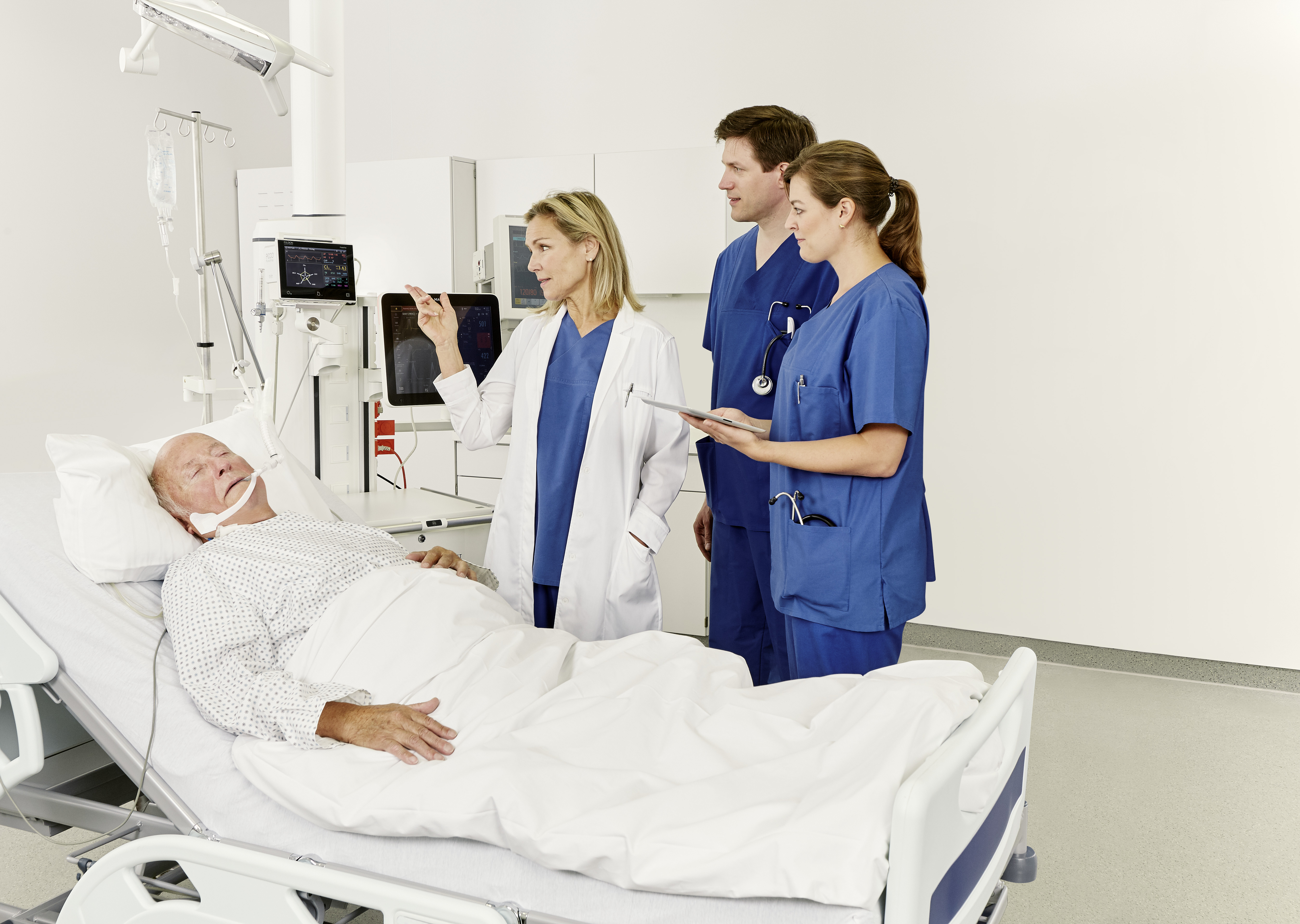 Doctors with patient, advanced hemodynamic monitoring Doctors with patient, advanced hemodynamic monitoring