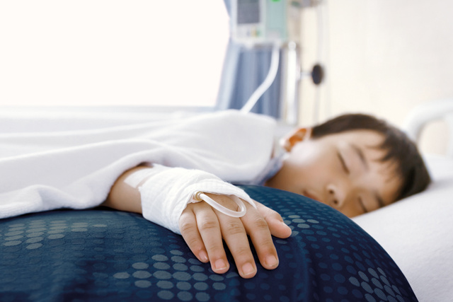 Child lying on a bed with circadian stimulus lightning