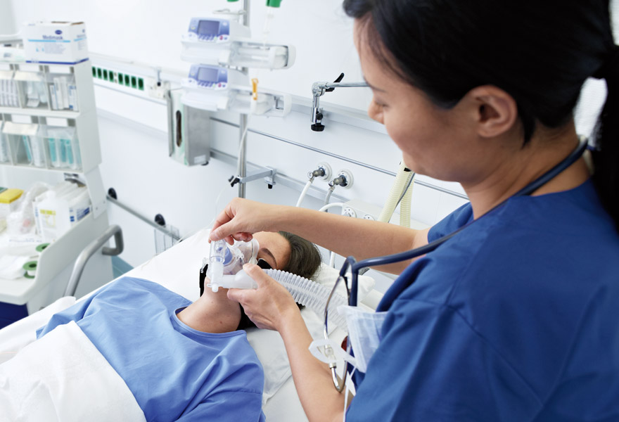 Nurse and patient with Servo-u ventilator Nurse and patient with Servo-u ventilator