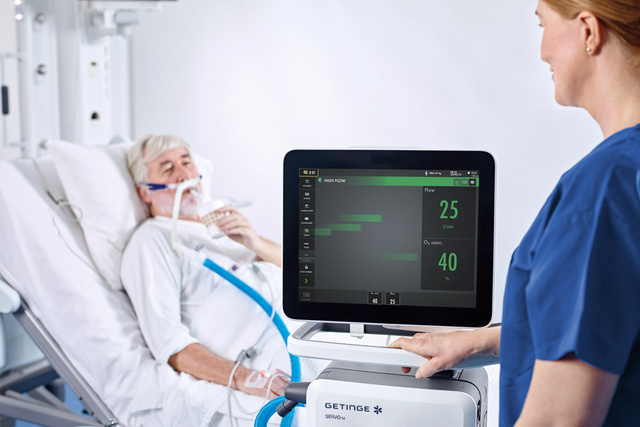 Patient and nurse with Servo-u ventilator