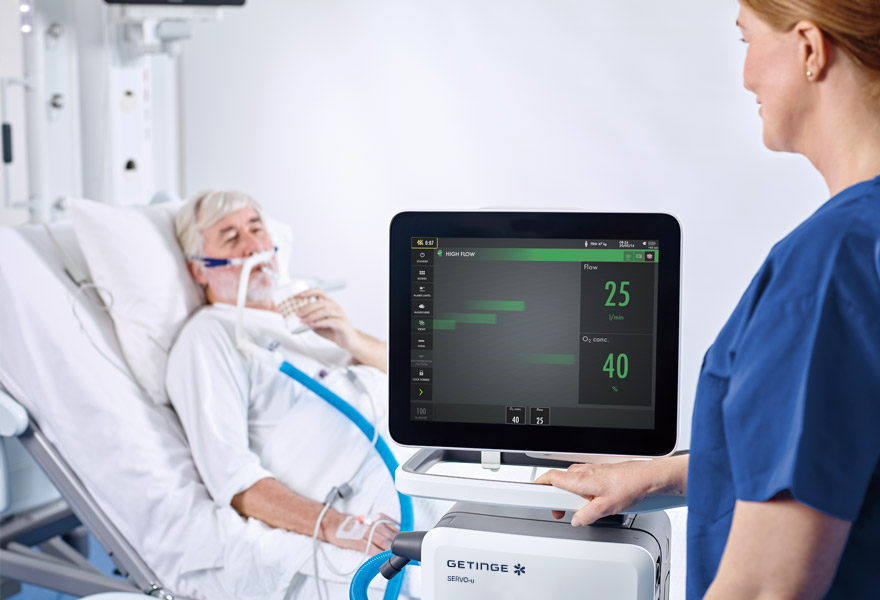 Patient and nurse with Servo-u ventilator Patient and nurse with Servo-u ventilator