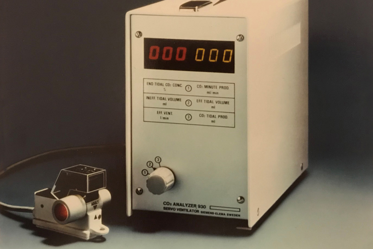 CO2 Analyzer 930 volumetric capnograph showing real-time breath-by-breath end-tidal CO2 