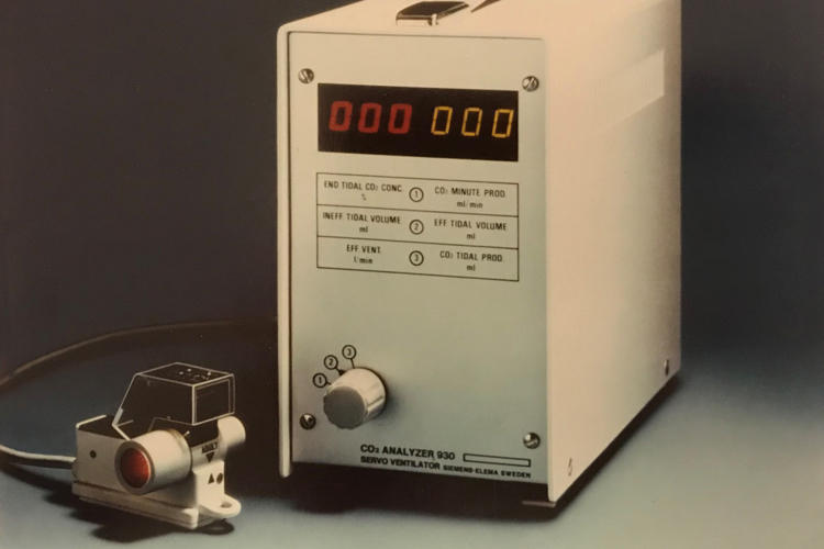 CO2 Analyzer 930 volumetric capnograph showing real-time breath-by-breath end-tidal CO2 CO2 Analyzer 930 volumetric capnograph showing real-time breath-by-breath end-tidal CO2