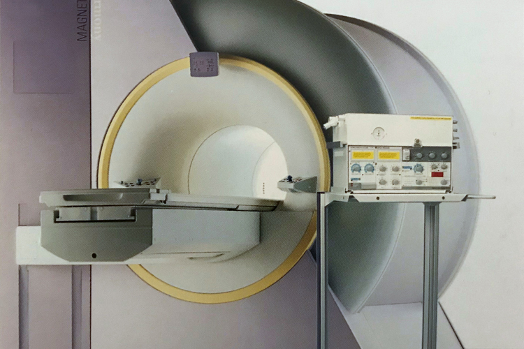 Servo 900 mechanical ventilator on mobile cart positioned next to Magnetic resonance imaging MRI machine in MR-suite Servo 900 mechanical ventilator on mobile cart positioned next to Magnetic resonance imaging MRI machine in MR-suite