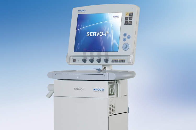 Getinge Servo-i mechanical ventilator in blue studio environment showing screen control knobs and ventilator body 