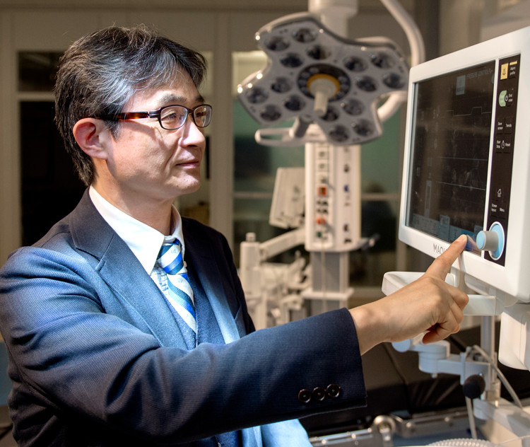 Professor Sanuki pointing with finger