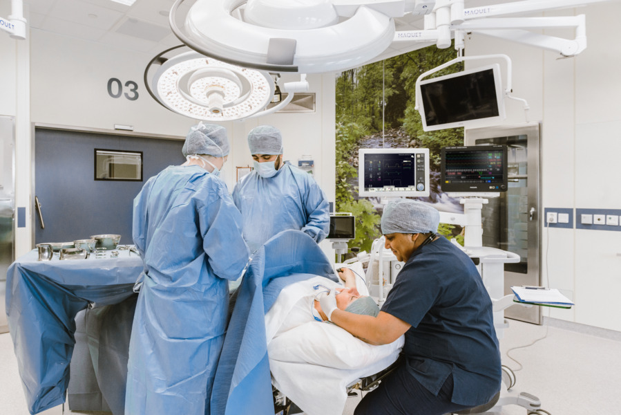 Anesthesia nurse with patient in operating room, Flow-i Anesthesia nurse with patient in operating room, Flow-i