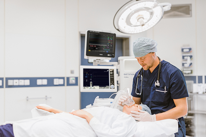 Doctor working with flow-e Doctor working with flow-e
