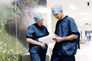 Surgeon and nurse discussing data, OR