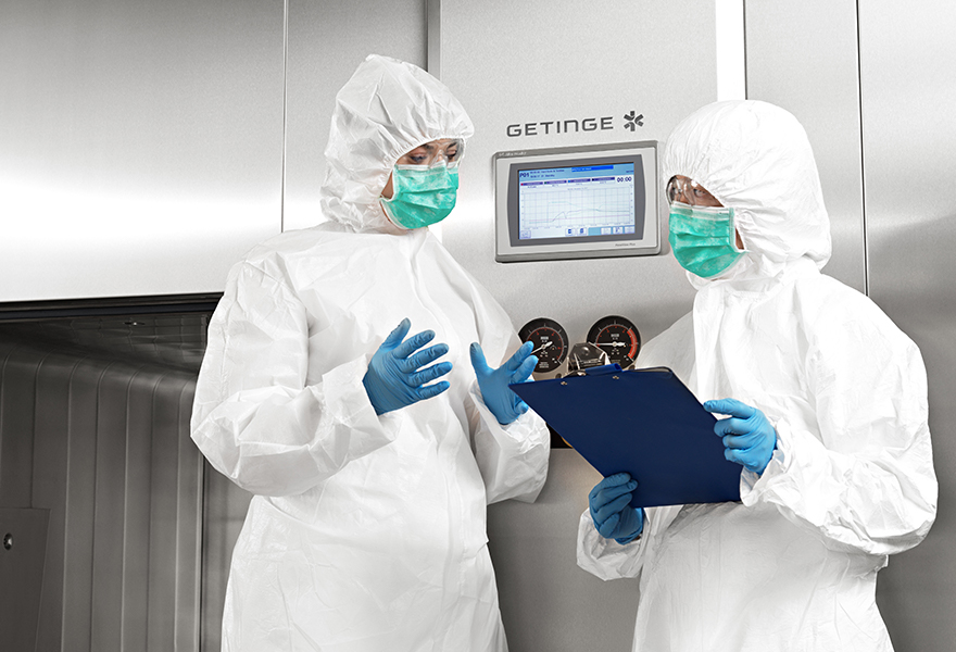 Operators using a GSS-R Steam Sterilizer Operators using a GSS-R Steam Sterilizer