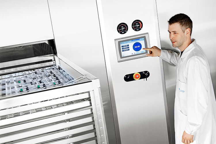 Men sterilizing seringues in Getinge GEV Sterilizer Men sterilizing seringues in Getinge GEV Sterilizer