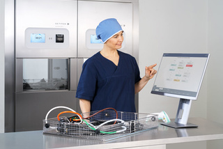 Assistant working on T-DOC Endo screen