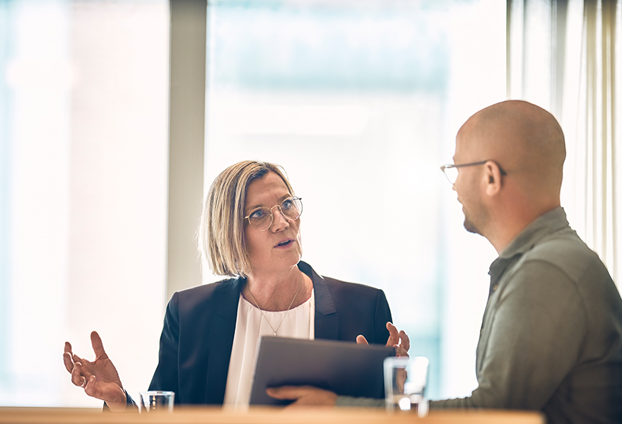 Man and woman in a discussion at a conference table