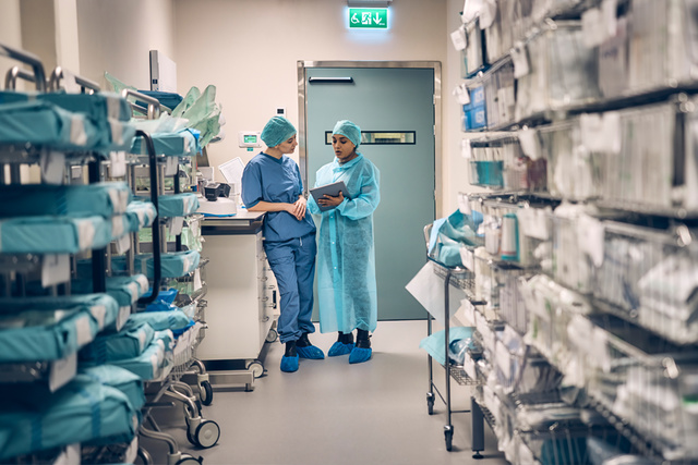 Two people having a service meeting in sterile storage cssd